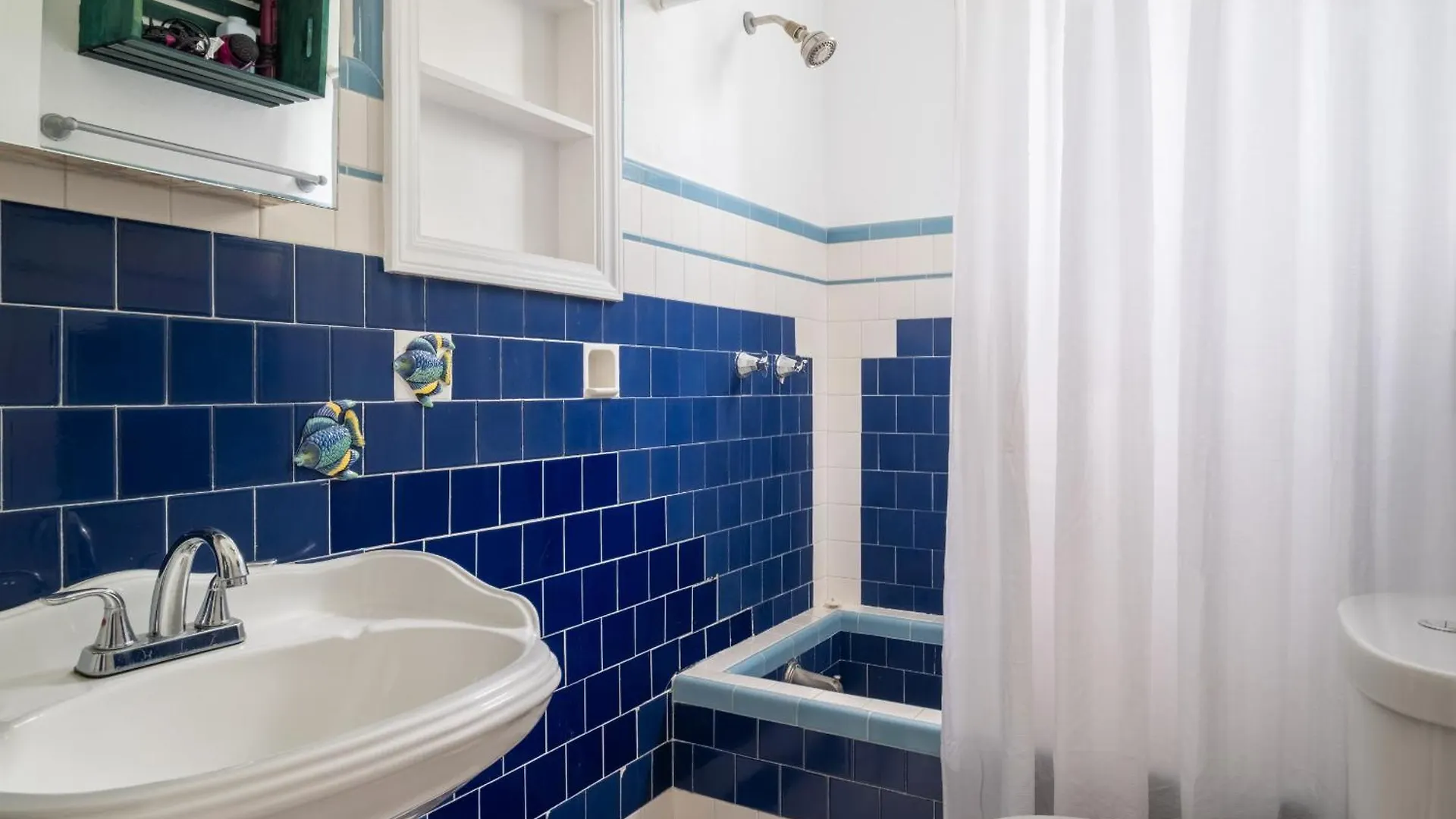 Spacious & Bright 2Bd Apt, Steps To Sand! - 18 Down San Juan Apartment